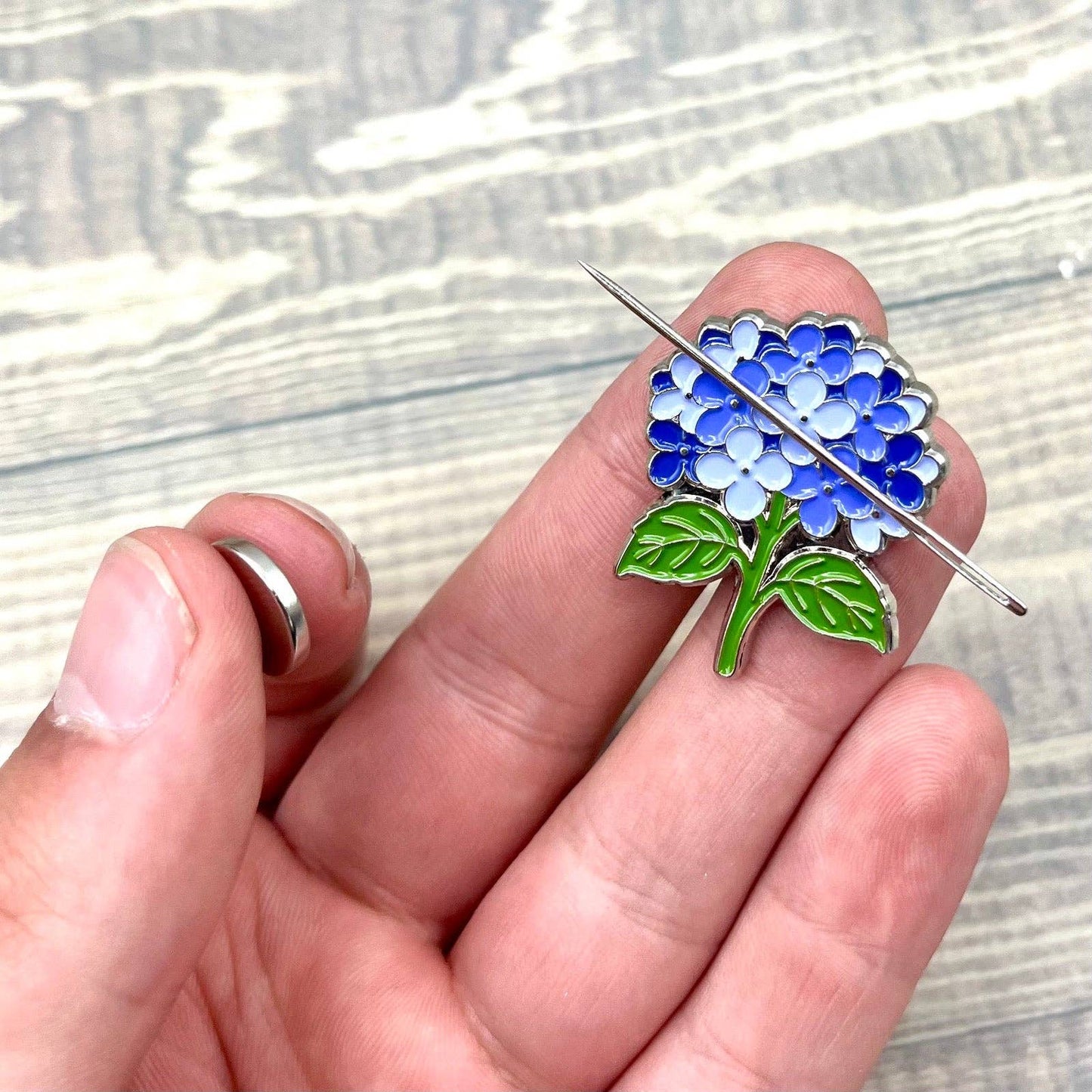 Blue Hydrangea Needle-Minder